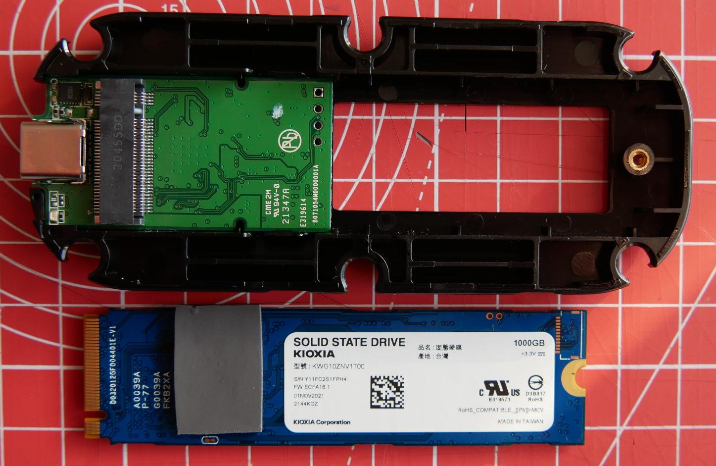 Détail de l'intérieur du SSD externe EXCERIA PLUS de KIOXIA